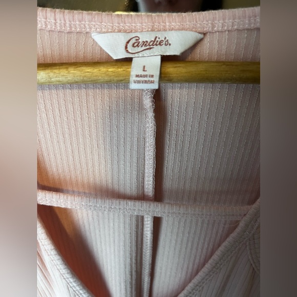 Candies Baby Pink Women’s Tee With Unique Cut-Out Front Design Size L - Picture 3 of 4